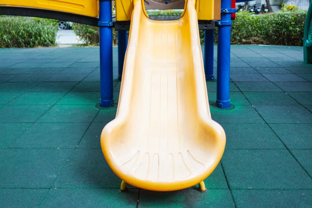 五颜六色的儿童游乐场。公园里的游乐设备。图片下载