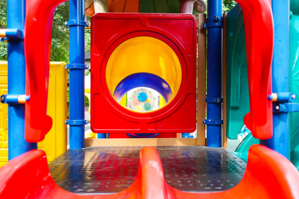 五颜六色的儿童游乐场。公园里的游乐设备。图片下载