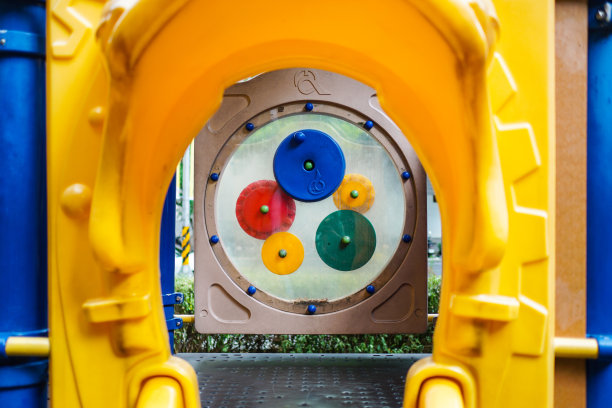 五颜六色的儿童游乐场。公园里的游乐设备。图片下载