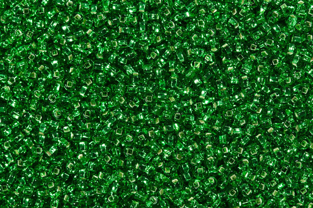 近距离的深绿色玻璃珠子的背景。图片下载