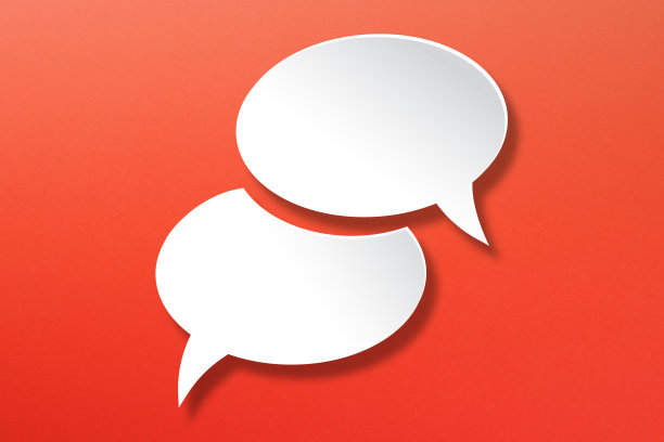 红色背景上的空白白色语音气泡图片下载