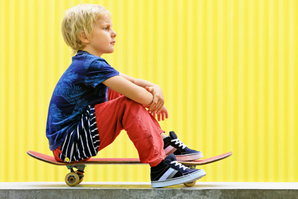 在上课前玩滑板的有趣的小滑板手图片下载