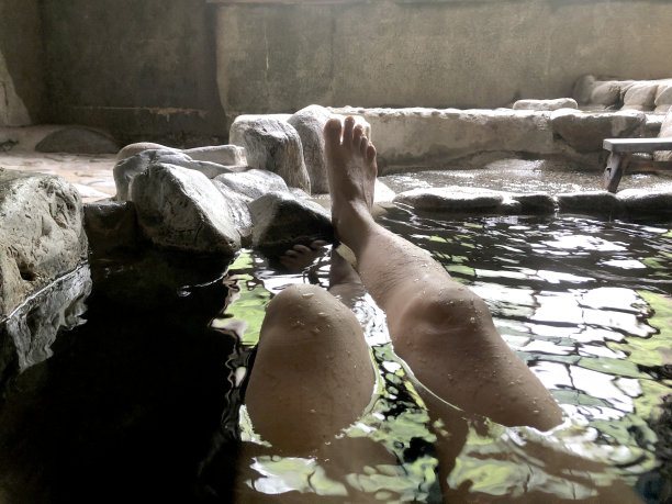 男人们躺在浴缸里图片下载