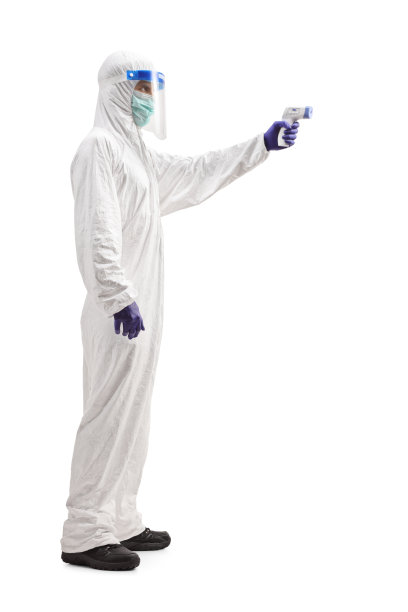 一位身着防护服的专家测量温度的侧面照片图片下载