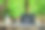 电脑咖啡杯和电话放在黑色木桌上。图片下载