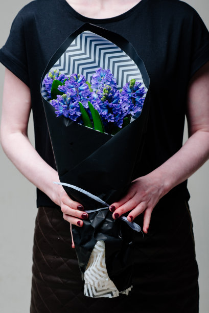 一束黑色包装的鲜花图片下载