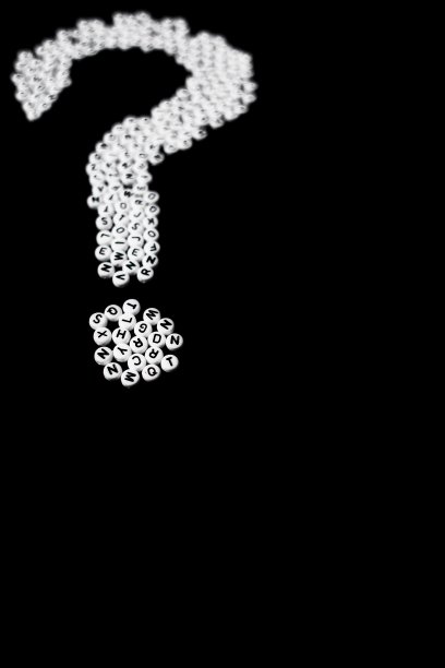 白色塑料珠与黑色字母随机放置图片下载