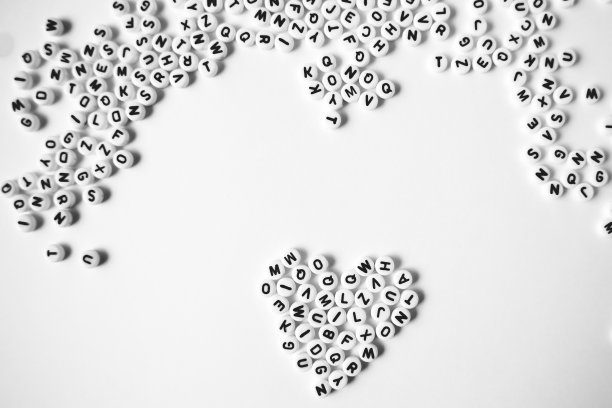 在白色背景上心形的信珠图片下载