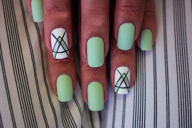 黑白指甲艺术设计图片下载