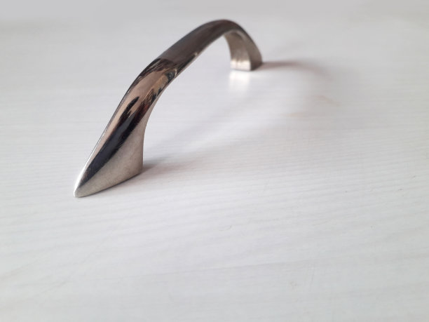 闪亮的不锈钢门的特写，扶手隔离在白色图片下载