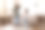 小保姆和小女孩随着音乐跳舞，乐不可支。图片下载