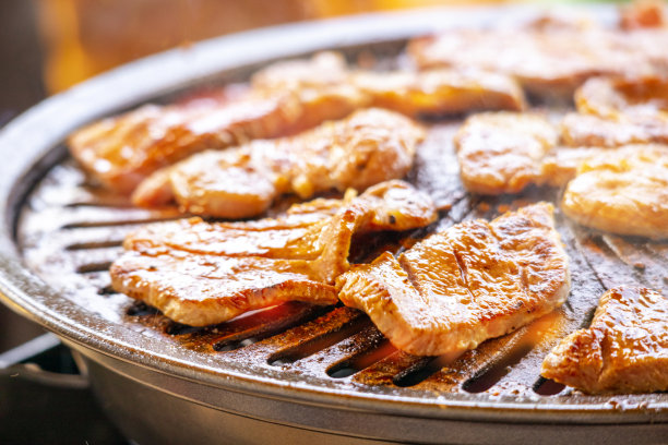 在铁盘上烤着的牛舌5599图片下载