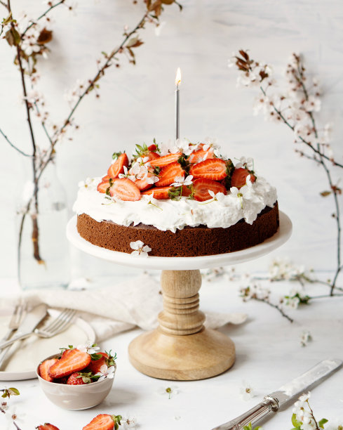 蛋糕架上自制的生日蛋糕图片下载