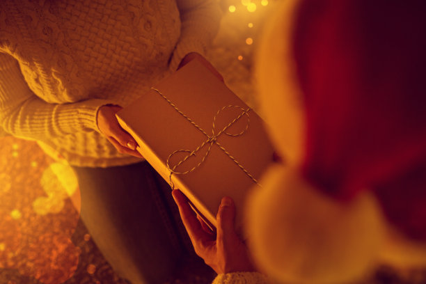 女人接受男人送的礼盒图片下载