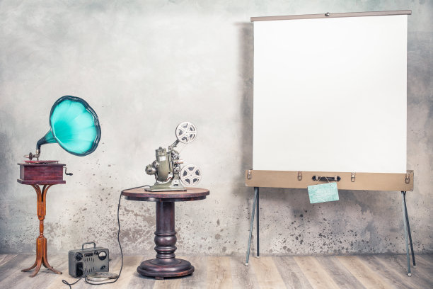 20世纪40年代木桌上的复古胶片放映机，过时的电力变压器，电影院的便携式屏幕，老式留声机。无声电影的概念。复古风格滤镜照片图片下载