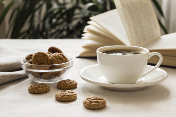 静物生活，一杯咖啡，一份饼干和一本书。图片下载