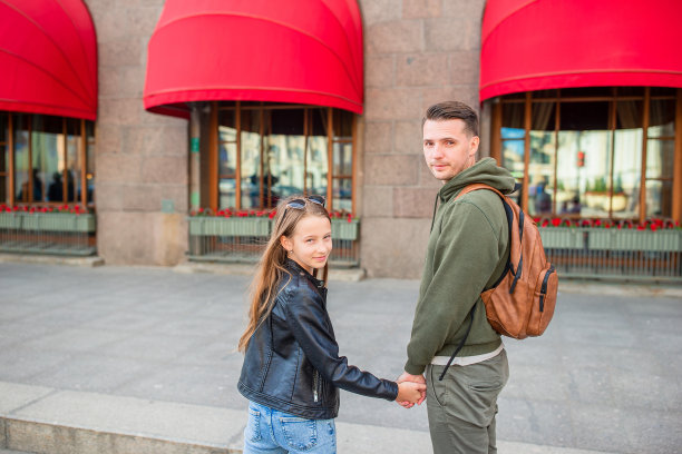 一家人在俄罗斯圣彼得堡度假图片下载