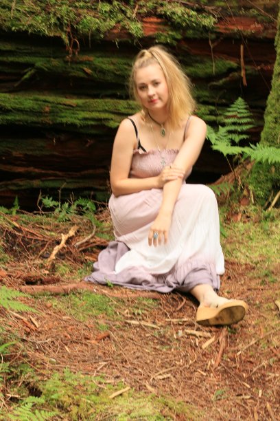 坐在树桩旁的女人图片下载