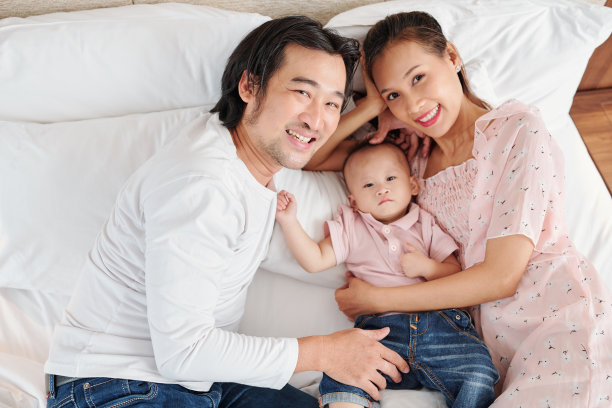 快乐的父母和小儿子素材图片