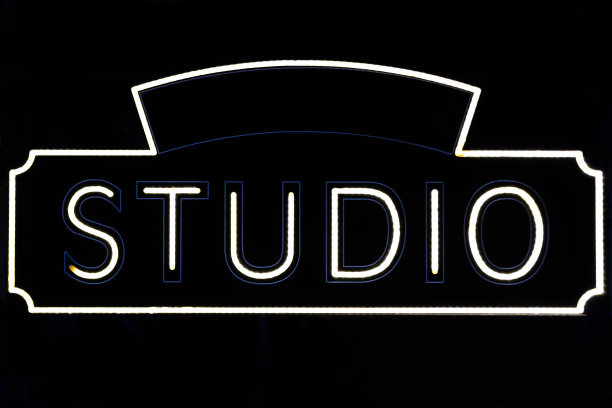 通用工作室灯光标志与白色的光在黑暗的黑色表面图片下载