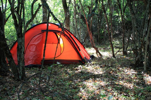 乌克兰克里米亚山脉的丛林里有一个帐篷图片下载