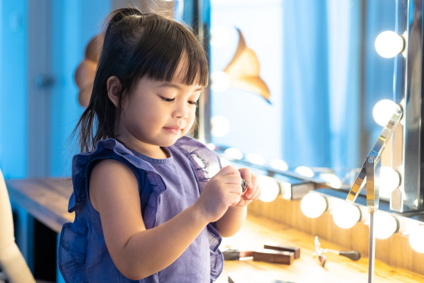 可爱快乐的亚洲小女孩在化妆室的镜子前试妆图片下载