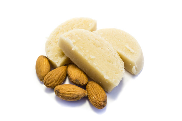 杏仁蛋白在白色背景孤立图片下载