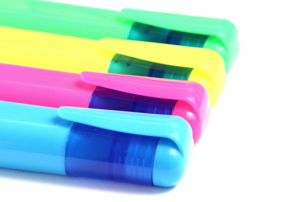 彩色标记文字和绘图在白色背景特写，红色，黄色，蓝色，绿色。放置文本，复制空间。“r”n图片下载