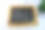 即将到来的照片写在黑板上孤立的木桌。图片下载