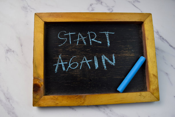 开始在黑板上写字，把黑板隔离在木桌上。图片下载