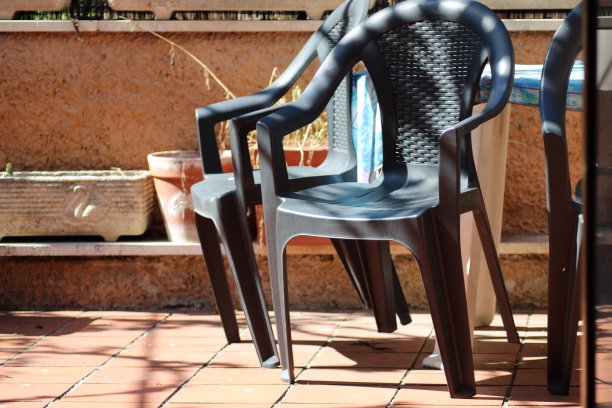 家庭草坪上的塑料椅子图片下载