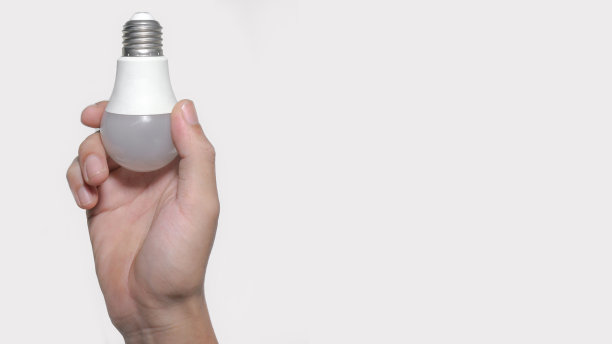 人的手靠近握住灯泡的手势图片下载