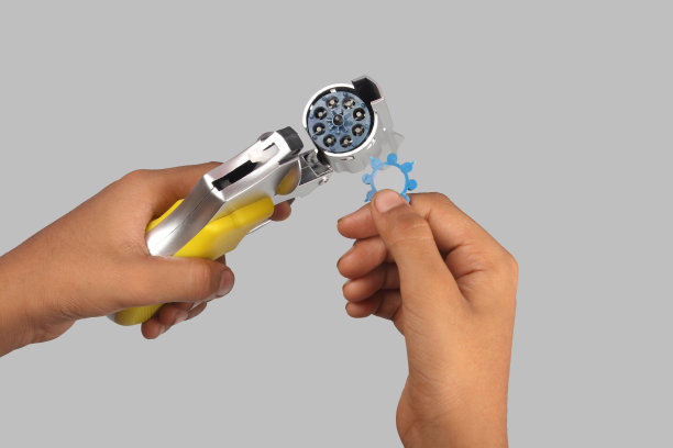 小男孩拿着玩具枪在排灯节的场合图片下载