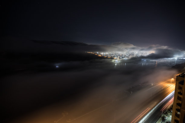 丰富多彩的夜晚景观与湖泊，山脉，满月，蓝天Khojasan湖，巴库，阿塞拜疆。全景照片。图片下载