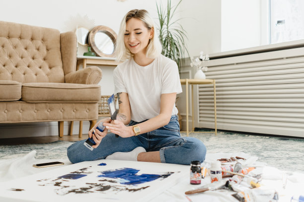 美丽的年轻女子艺术家绘画图片下载