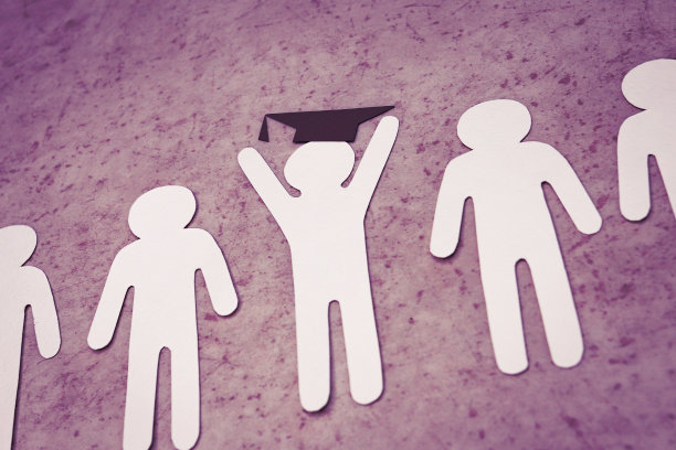 学生毕业。白皮书的人物。图片下载