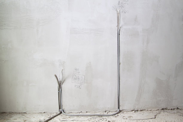 电缆敷设在墙槽的保护波纹中。电线放在墙上用来连接插座和开关图片下载