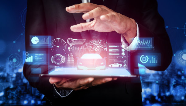 汽车工程师在虚拟屏幕上进行3D模型原型设计图片下载