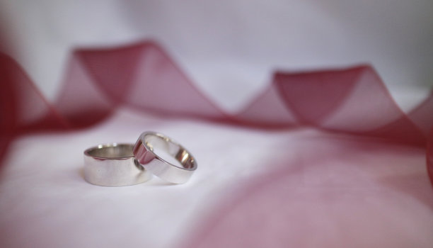 带红丝带的结婚戒指图片下载