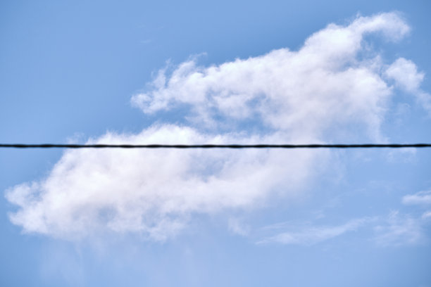 柔软的云被电线分隔在天空中图片下载