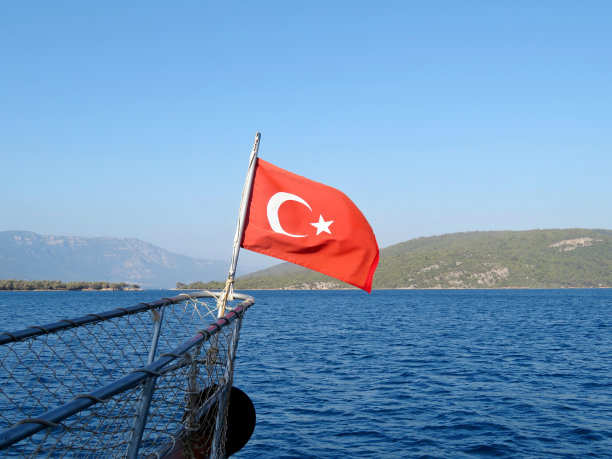 土耳其国旗在船首，旅游概念图片下载