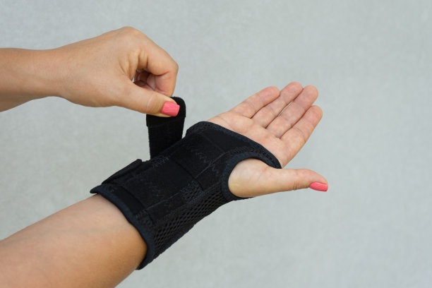 腕带可调带和滑套设计。图片下载