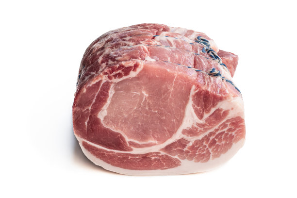 在白色背景上分离的生猪肉图片下载