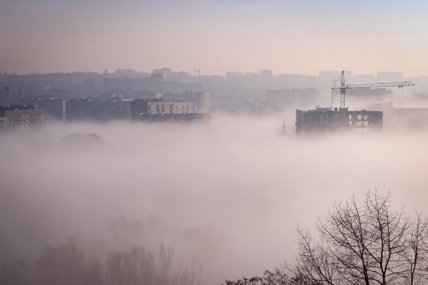清晨大雾中的城市鸟瞰图图片下载