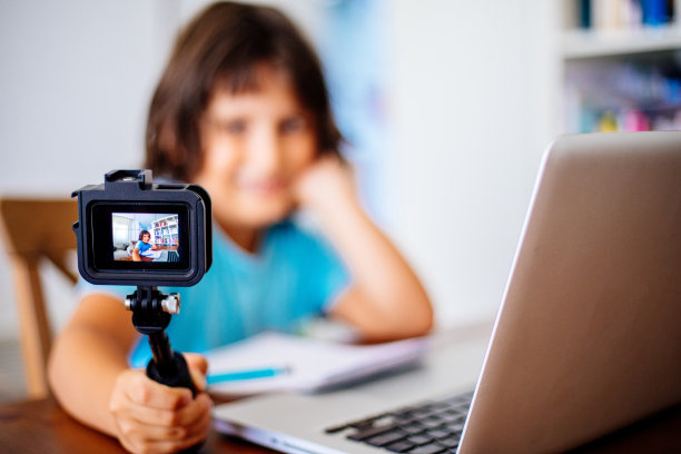 小男孩视频博客图片下载