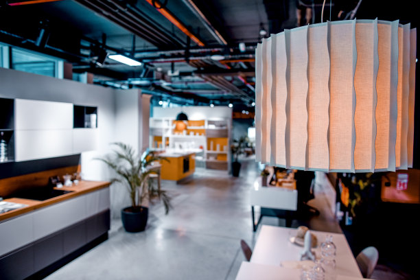 一个厨房台面灯作为一个生活空间内部展示的一部分在商店图片下载