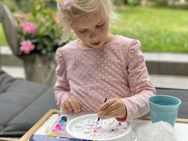 在家办公的女学生图片下载