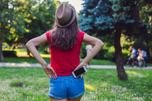公园里女人的后视图图片下载