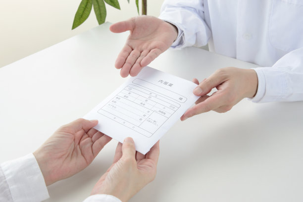 日本药剂师的手给病人的药在药房图片下载