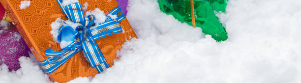 圣诞礼物在雪中图片下载